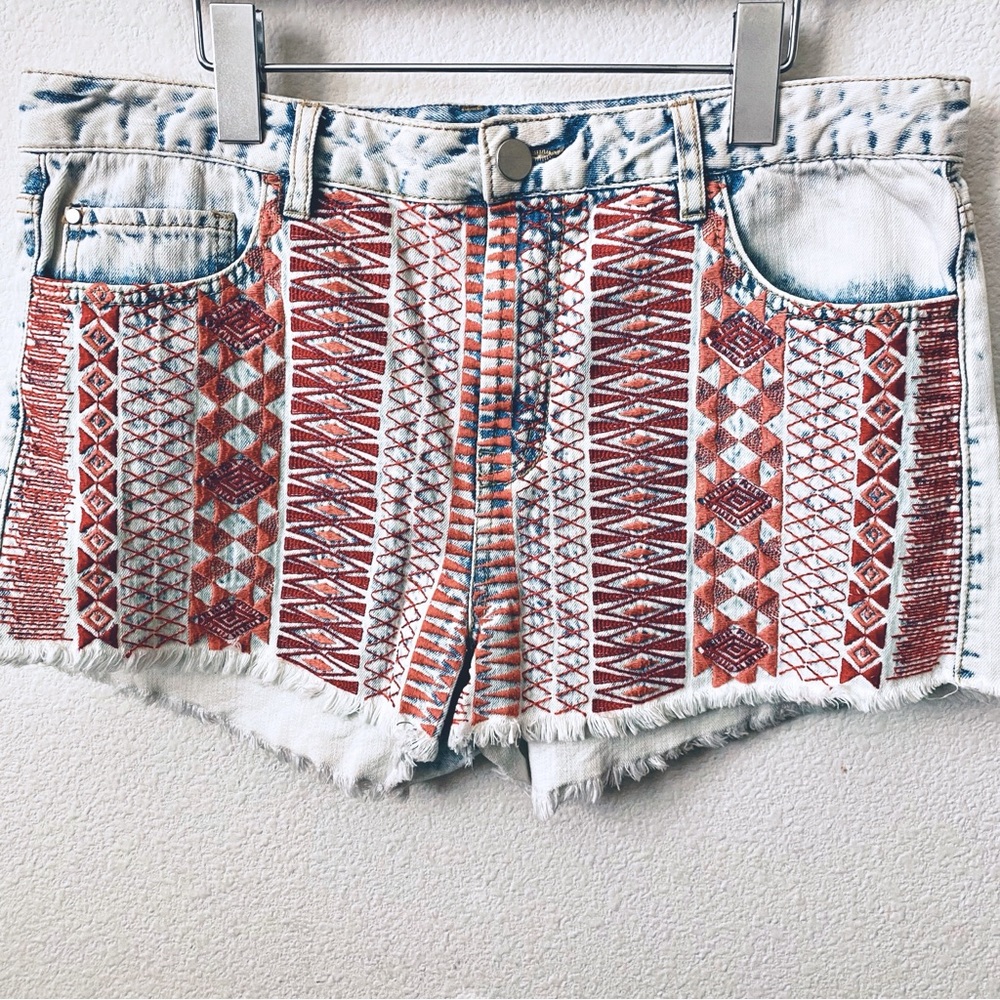 Lord & Taylor Design Lab Boho Embroidered Cut Off High Rise Jean Shorts.
